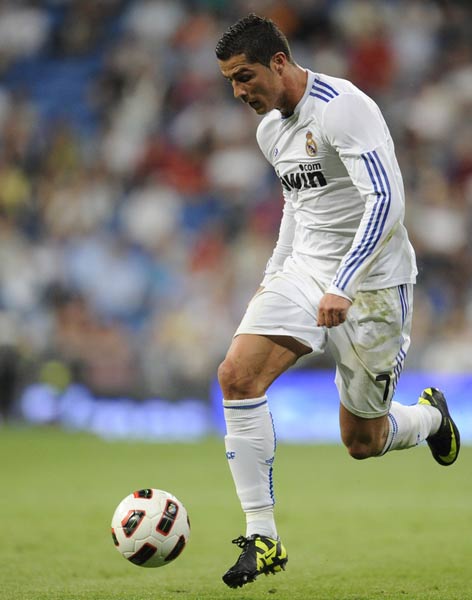 三连冠！上海海港加冕2025赛季中超冠军，摘下队史中超第四星（上海海港三连霸！加冕2025中超王者，队史第四星闪耀）