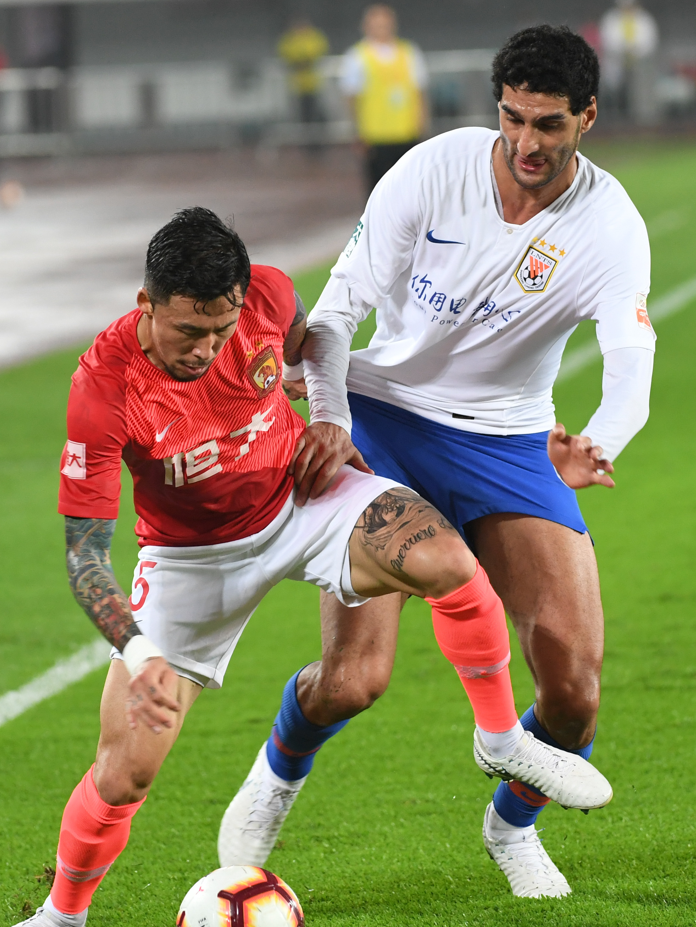 王洪泽这样的年轻人要多留在场上 不能过快犯规限制手脚（像王洪泽这样的新人应多在场，别因过早犯规束缚发挥）