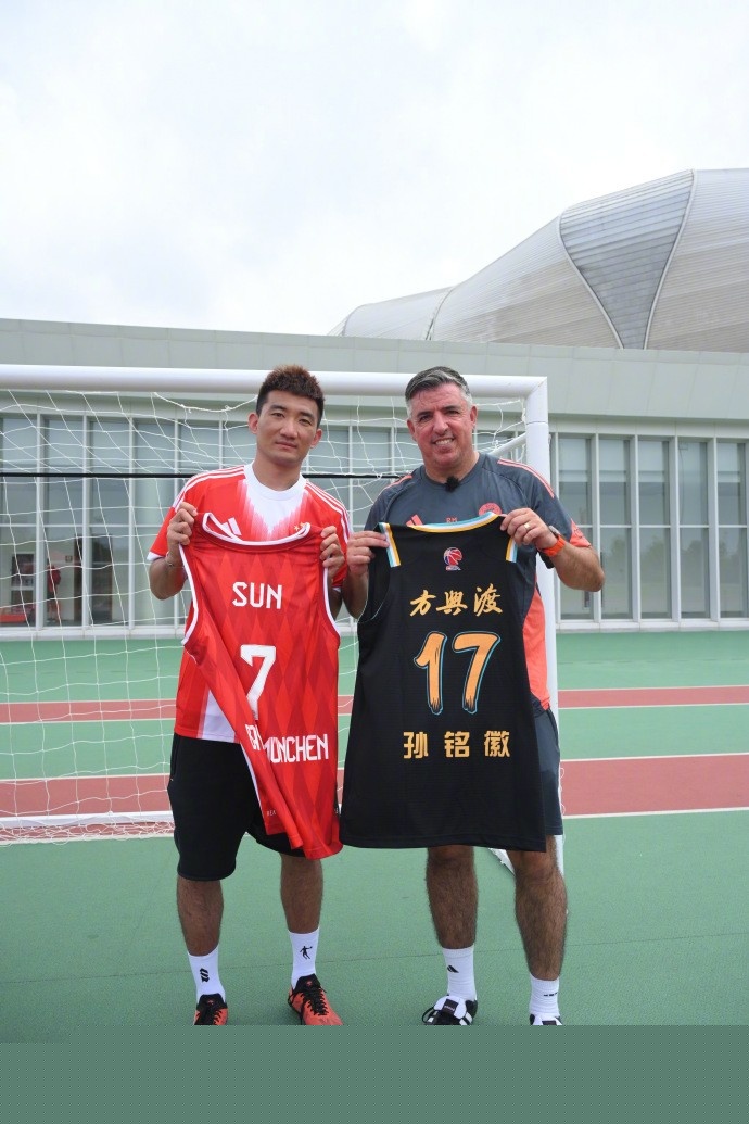 费林加撰文探讨斯莱格斯执教球队内部问题（费林加发文解析斯莱格斯执教期球队内部困境）