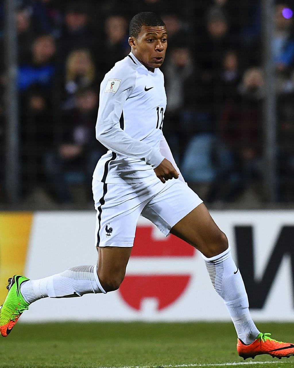 篮球湖人官方公布球员赛季表现报告（湖人官方发布赛季球员表现报告）